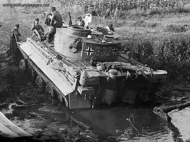 pz6_Tiger_332_carefully_trying_to_make_it_s_way_out_of_the_mud