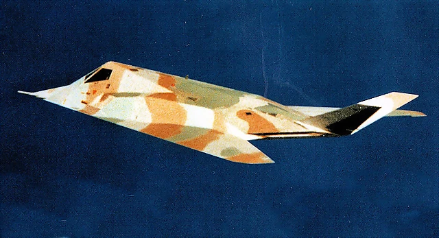 Lockhedd F-117A Nighthawk probando un camuflaje para el desierto. Año 1984 Lockhedd F-117A Nighthawk probando un camuflaje para el desierto. Año 1984