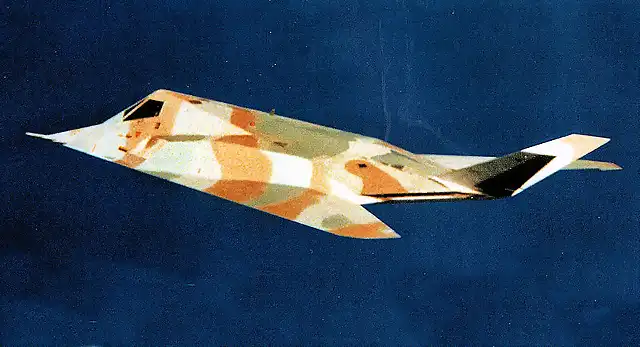 Lockhedd F-117A Nighthawk probando un camuflaje para el desierto. Año 1984