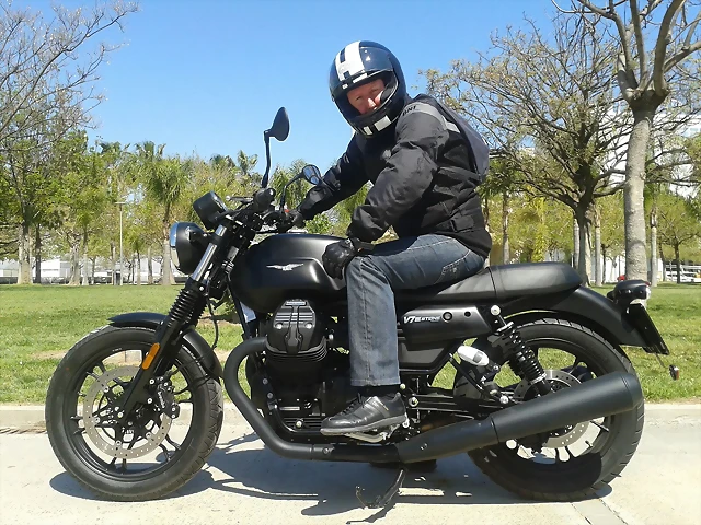 guzzi_yo de lado