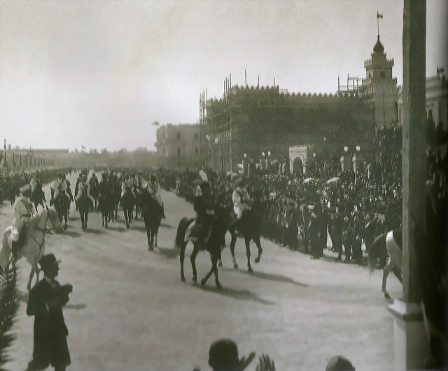 Mussolini durante una visita a Tripoli .