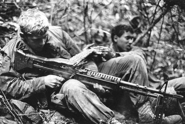 Jerry D. Parker disparando su M-60 sobre una posicin del enemigo a 10 milllas al noroeste de Danang.  19 aos. Marines Corp de la  Compaia L, 3er Batalln