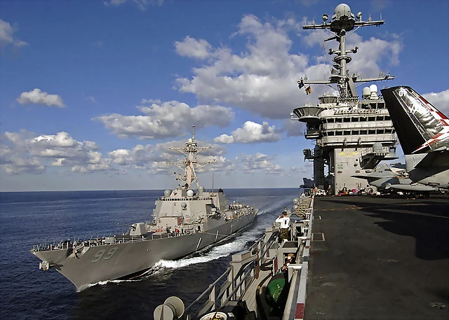 800px-USS_Farragut_(DDG-99)_with_USS_George_Washington_(CVN-73)