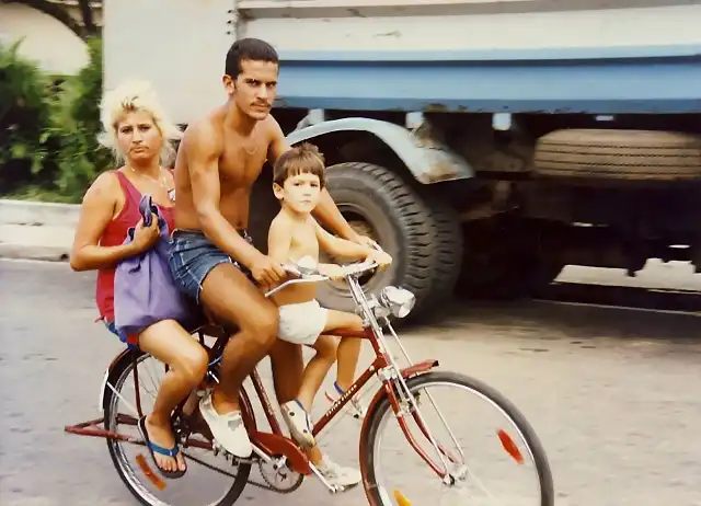 2-de-julio.-Bicicleta_de_Tres_Cuba1