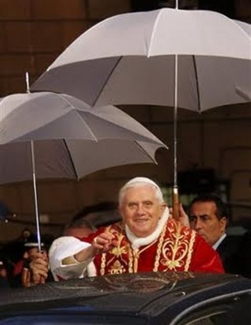 benedictoxvi034Dic_08_Vat_Plaza_Espana_Inmaculada_01