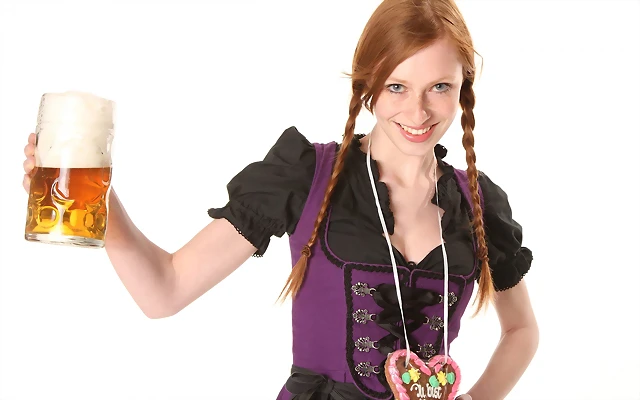 girl_red_hair_kuhol_beer_foam_white_blue_eyes_77367_3840x2400