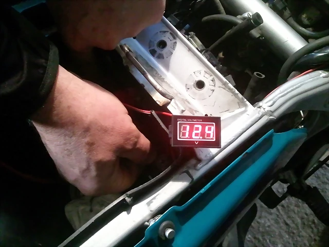12.4 directo a bateria con moto apagada 12.4 directo a bateria con moto apagada