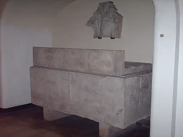 800px-Tomb_of_pope_Pius_III