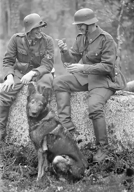 Dos soldados alemanes descansando junto a su perro