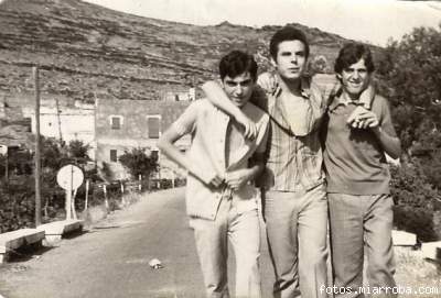 Tres amigos por el Puente de Grgal aos 60