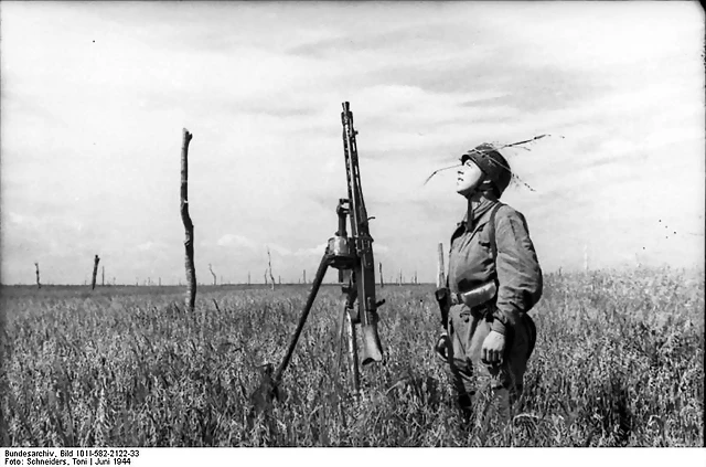 Bundesarchiv_Bild_101I-582-2122-33,_Frankreich,_Fallschirmjger_mit_Fla-MG