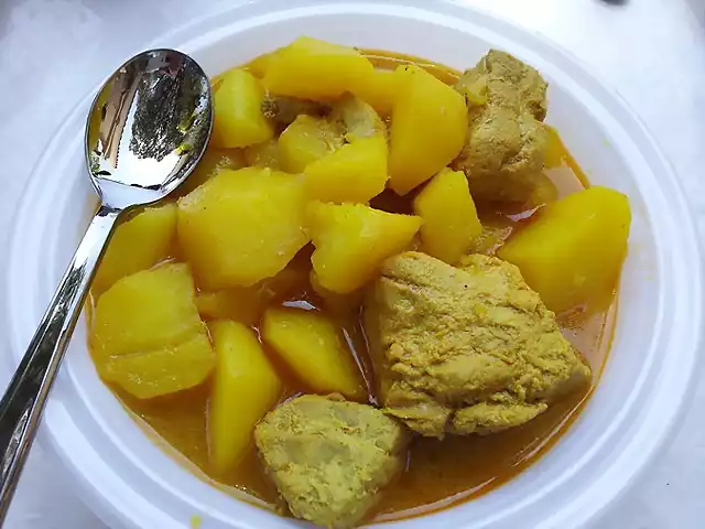 Marrajo con papas en amarillo