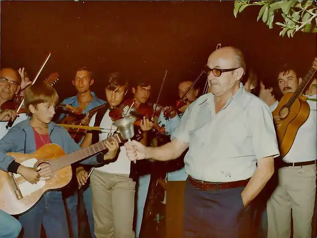 Luis Cassa padre y abuelo-1984-tocando la campana.