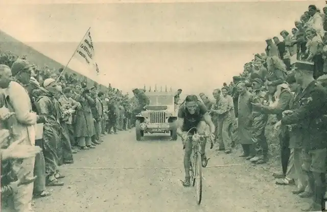 471. 1949- - Tour. 16? etapa, 9 Ferdi Kubler franquea en cabeza el Col de Vars, el segundo ser? Bartali a 3'45''