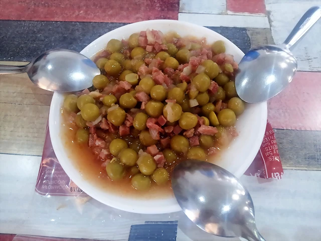 Guisantes con salchicha