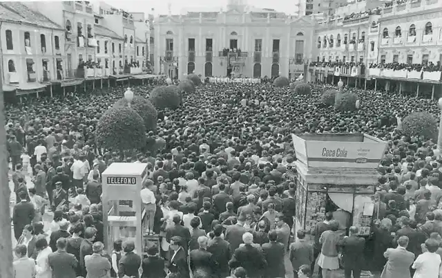 coronacion y pontificado de la virgen del prado en la plaza mayor 1967