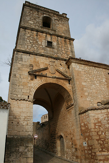 CUENCA ALARCON  (CUENCA) IGLESIA DE LA TRINIDAD S.XIII-SXVII TORRE SOBRE EL ARCO DE LA VILLA