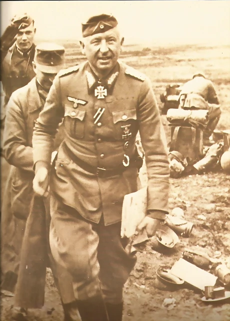 Von Manstein aparece en esta foto como coronel general con la Cruz de hierro y galn con los sables cruzados y hojas de roble con de la Cruz de Caballero