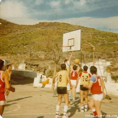 Partido de baloncesto en la Glorieta aos  70