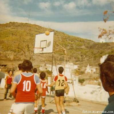 Partido de baloncesto en la Glorieta años 70 (2) Partido de baloncesto en la Glorieta años 70 (2)