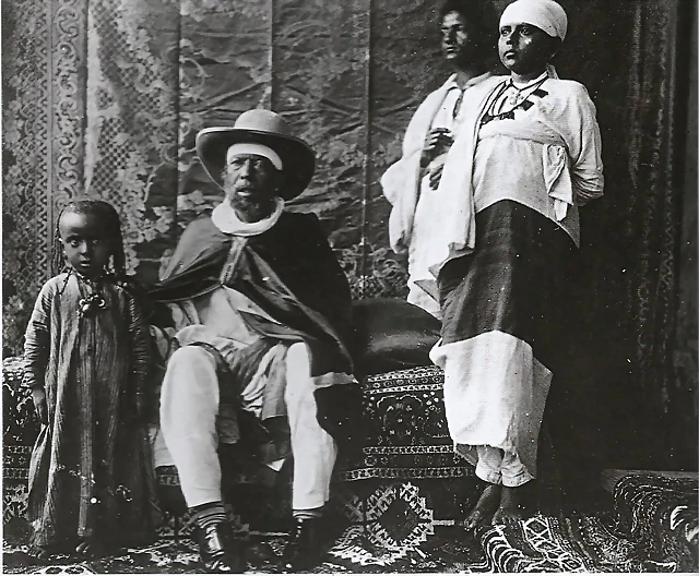 El emperador de Etiopia Menelik II mantuvo su reinado en Abisina, tal y como se llamaba entonces, entre 1889 y 1913, aos de su muerte.