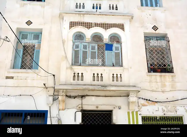 la-fachada-exterior-de-una-antigua-casa-tradicional-con-ventanas-persianas-y-barras-en-la-medina-ciudad-vieja-de-tunez-tunez-2a3ph3n