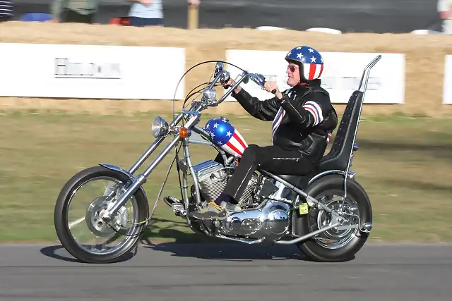 Peter Fonda con una rplica de la moto Capitn Amrica fabricada por Indian