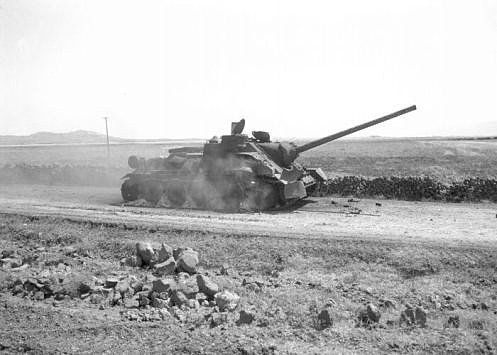 guerra-de-los-seis-dias-1967 Destructor de tanques SU-100 egipcio se incendia por el fuego israel.