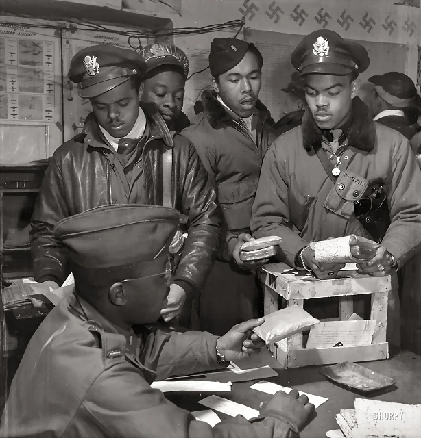Marzo de 1945. Pilotos de combate del 332 Grupo de Combate conocido como Tuskegee. Se les facilita raciones de cianuro por si acaso. Base aérea en Ramitelli, Italia Marzo de 1945. Pilotos de combate del 332 Grupo de Combate conocido como Tuskegee. Se les facilita raciones de cianuro por si acaso. Base aérea en Ramitelli, Italia