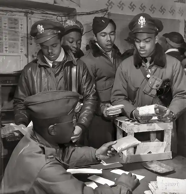 Marzo de 1945. Pilotos de combate del 332 Grupo de Combate conocido como Tuskegee. Se les facilita raciones de cianuro por si acaso. Base area en Ramitelli, Italia