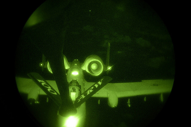 Repostaje nocturno entre un KC-135 Stratotanker y un A-10 Thunderbolt II durante los ejercicios REAL THAW el 19 de febrero del 2013 Repostaje nocturno entre un KC-135 Stratotanker y un A-10 Thunderbolt II durante los ejercicios REAL THAW el 19 de febrero del 2013