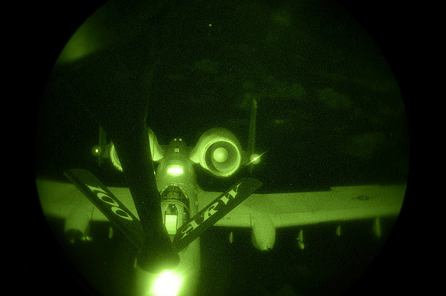 Repostaje nocturno entre un KC-135 Stratotanker y un A-10 Thunderbolt II durante los ejercicios REAL THAW el 19 de febrero del 2013