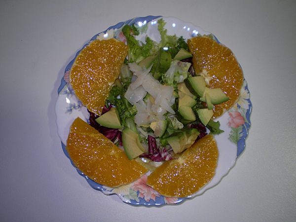 Ensalada de dorada ahumada y naranja