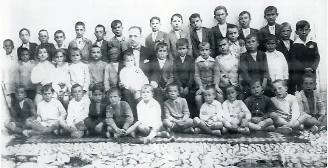 8.- Alfonso Carrasco y Mateo con sus alumnos. Luciano Jiménez Lombardo