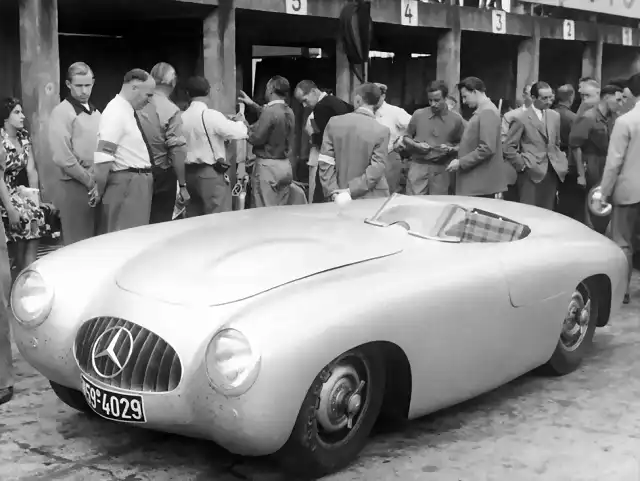 vintage-mercedes-300-slr-sports-car-race