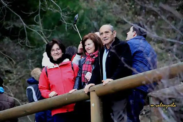 13, mirando desde el puente, marca