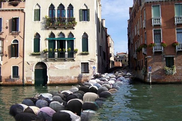 Musulmanes rezando en venecia Musulmanes rezando en venecia