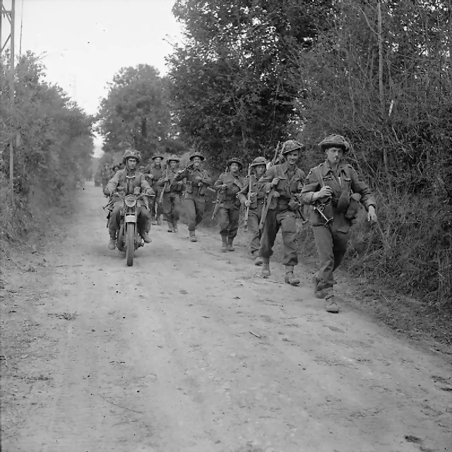 2nd Glasgow Highlanders, 46th Brigade, 15th (Scottish) Division, avanzando cerca de Caumont, 2nd Glasgow Highlanders, 46th Brigade, 15th (Scottish) Division, avanzando cerca de Caumont,