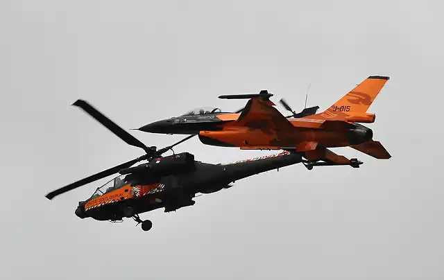 Apache H-64D y F-16