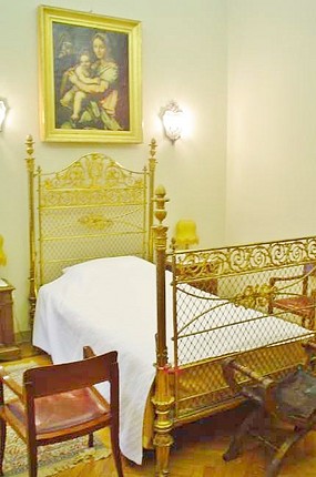 The papal bed used by John XXIII and Paul VI.