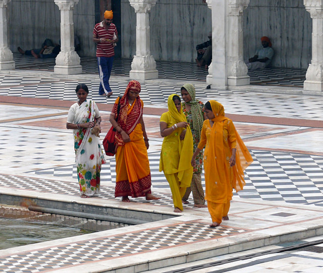 mujeres en el templo sij