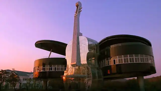 Edificio piano y viol?n- Huainan