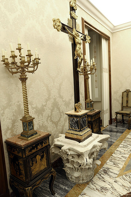 gty_castel_gandolfo_hallway_cross_thg_130226_wblog