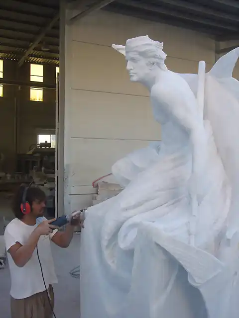 Manzano ultimando el Monumento al pescador