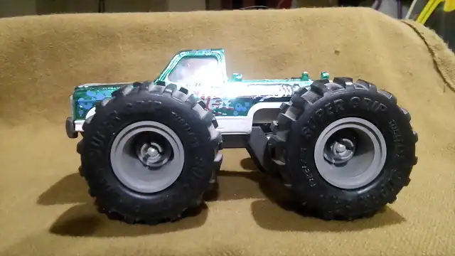 Chevy Silverado 4x4 Monster MAJORETTE (2)