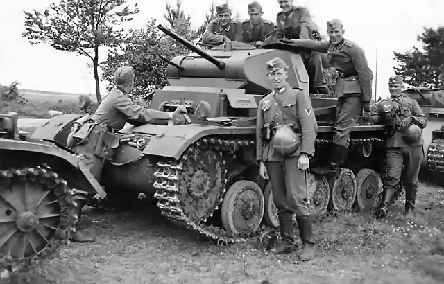 Panzer_II_ausf_C_and_wehrmacht_soldiers