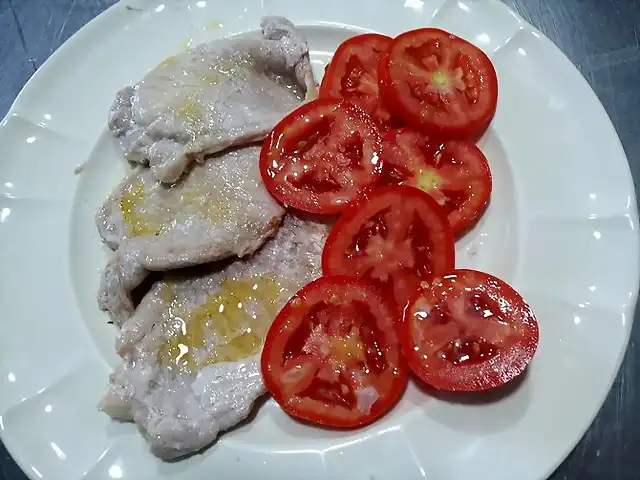 Lomo de cerdo con tomate