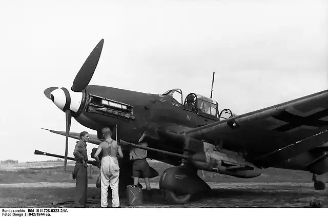 Bundesarchiv_Bild_101I-728-0323-24A,_Flugzeug_Junkers_Ju_87