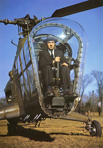 Igor Sikorsky a bordo de un H-5 DragonFly