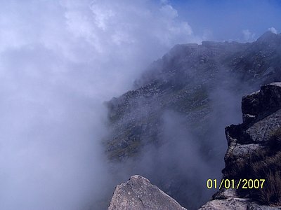 ENTRE MEDIO DE LAS NUBES